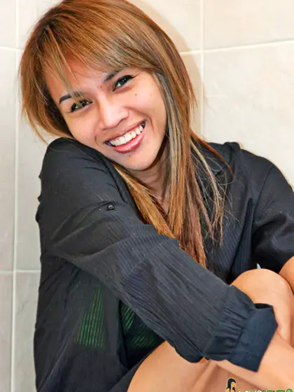 Leggy shemale Long Mint shows huge cock