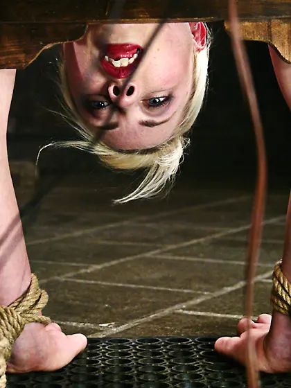 Blonde moaning loud zapped