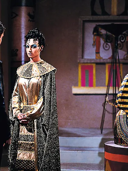 Sex staved raven haired egyptian princess Laura Angel gets doubl