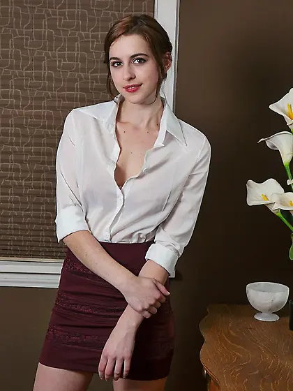 Model amateur on her knees