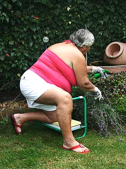 Hot grandmother lifts pink