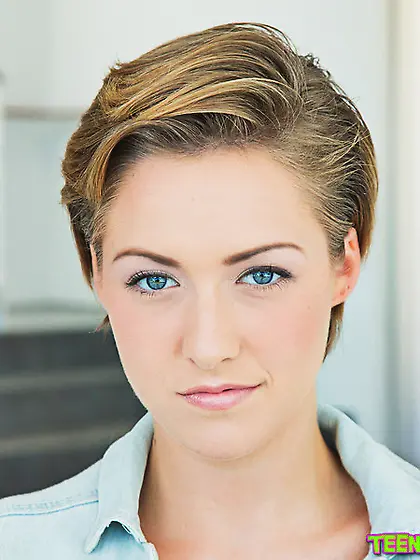 Short haired chick red