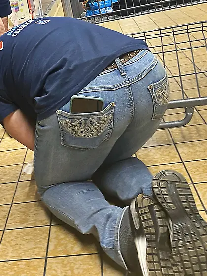 Milf's ass before vid on her knees