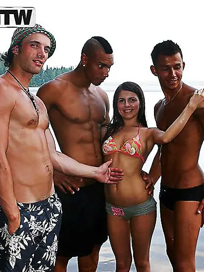 Stiff deep gullet and poke for avid fledgling