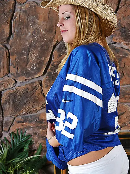 Bosomy chick in hat Ebin Emerson takes off her blue lace panties