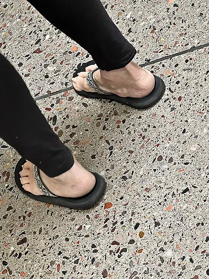 Gilfs feet at supermarket