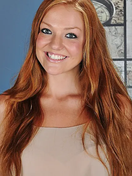 Foxy brunette peels brown