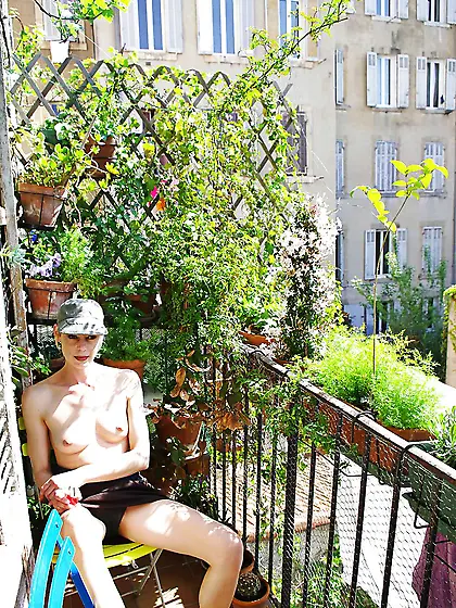 JUSTINE LEZARDE PARMI LES BALCONNIERES