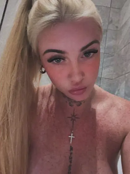Blonde British slag with tattoos