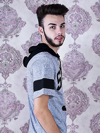 White young man HenryWoody like to snapshot