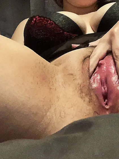 Amateur Wife Hannah Spreads Pussy