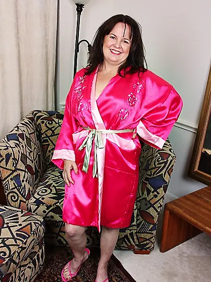 Curvaceous older milf shows