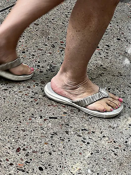 Gilfs feet at supermarket