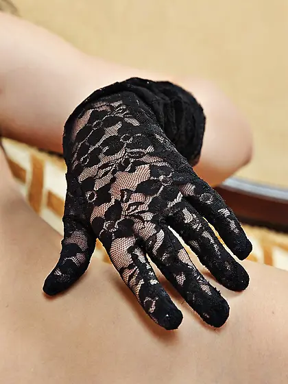 Cutie from a carnival exposing her goodies in a solo gallery Vid