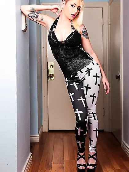 Fit rocker babe shows