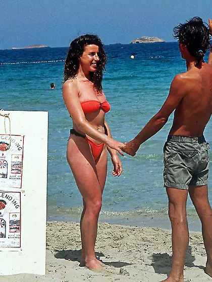 Indulging babe seduces hunk