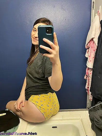 Amateur Girls Showing Off