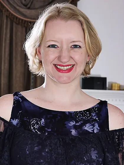 Mature blonde cougar shows