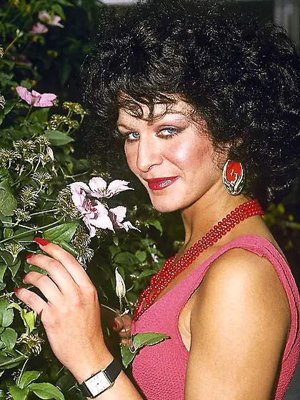 Steaming hot chick sits