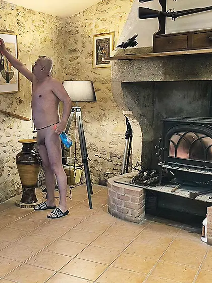 Je fais le ménage nu