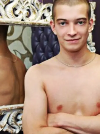 Brunette fleks perform close