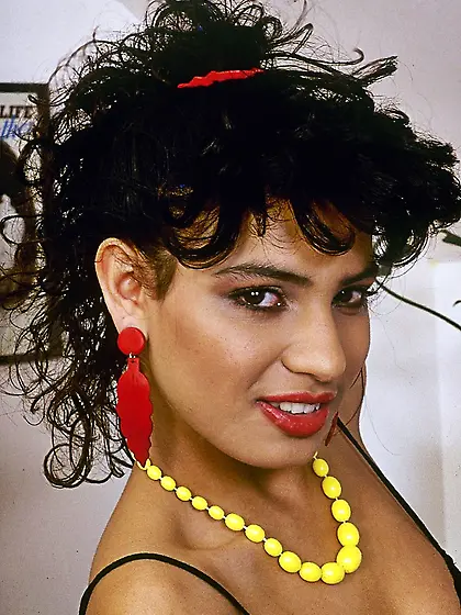 Beautiful babe displays smoking