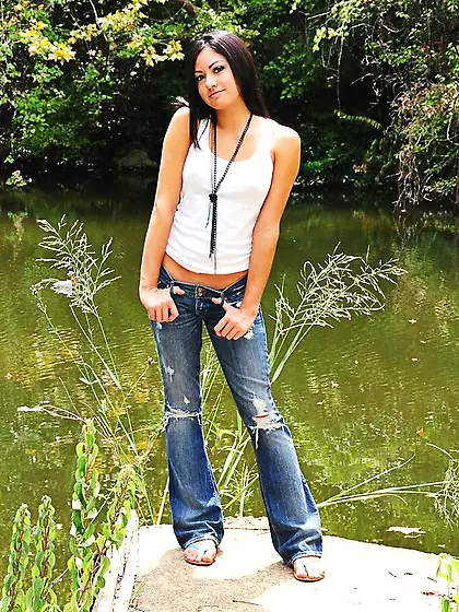 Amazing tanned brunette Cierra Spice lifting t-shirt and reveali