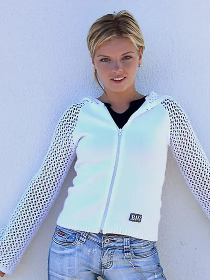 Katerina Peskova pulls up her cute black shirt and shows her tin