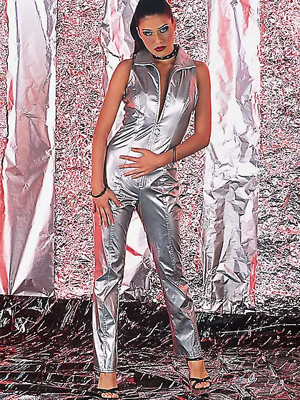 Hot brunette chick Daisy strips her hot outfit and shows us her