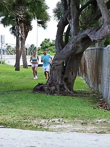 Wrapping fingers hair yanks