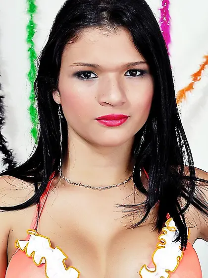 Bootylicious brunette t-girl coral