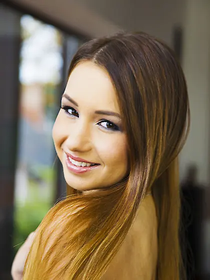 Brunette babe rides hung