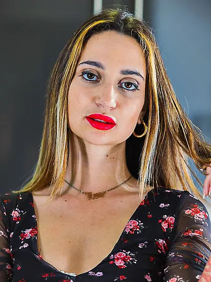 Teen solo girl Goldie Locks has fun with red lips and finger fuc