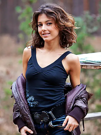 Nice babe discards jeans to show her athletic body and shaved pu