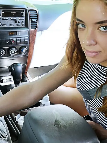 Blue-eyed step-daughter blows dad in a car