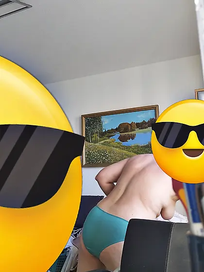 Spy pics--Home office hiney