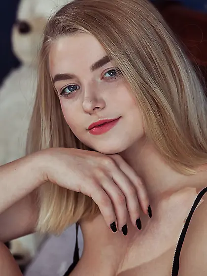 Blonde girl with wonderful booty and boobs lifts sexy legs up op