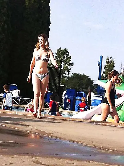 Mummy with GOOD donk at the pool!