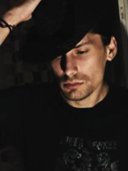 Brunette andi perform close