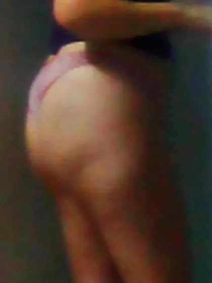 Coroa mostrando a bunda gostosa na cozinha