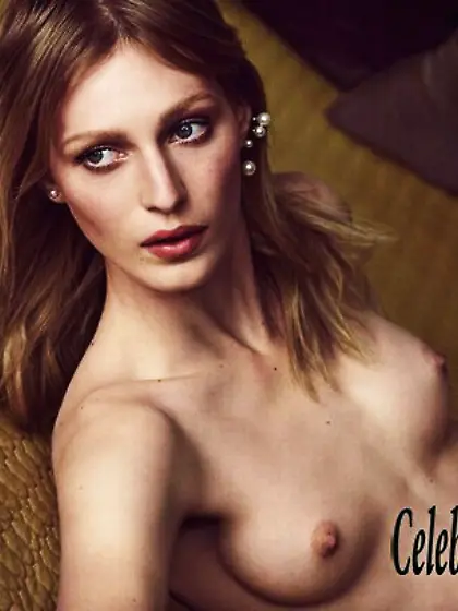 Julia Nobis Nude