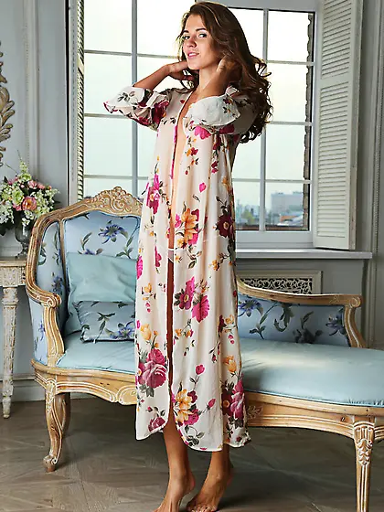 Luscious babe peels pink