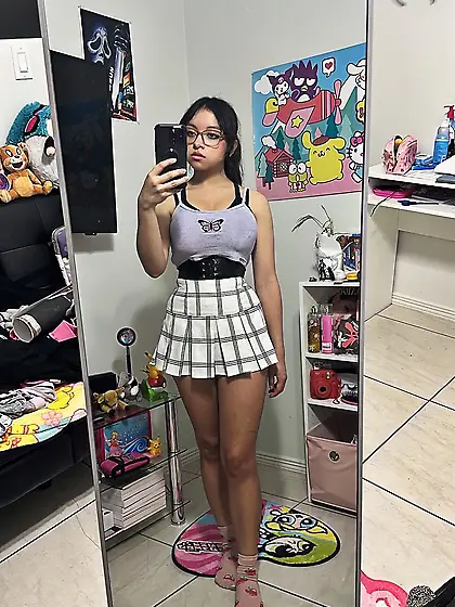 Teen Bimbofication: short skirts give butterflies