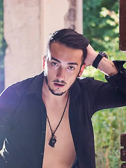 White man justbemyfriend close