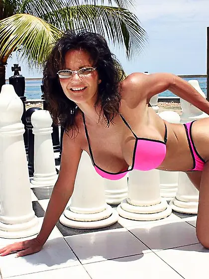 Deauxma takes her pink bikini on the large chess board and shows
