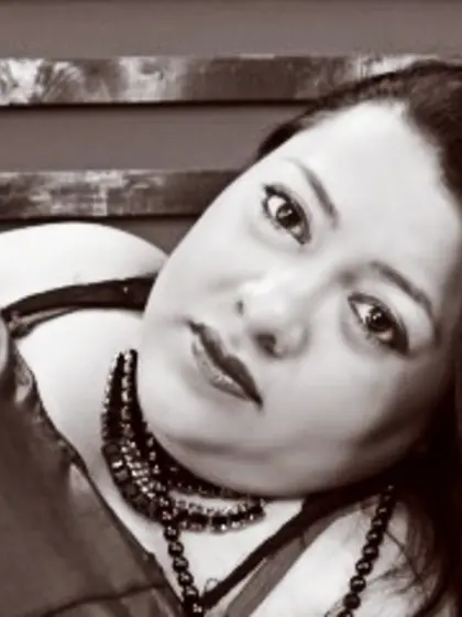 Brunette Mindy Cameltoe.