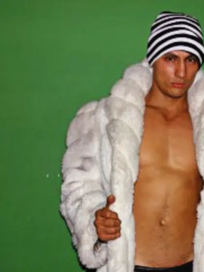 Brunette Dereckxx Vibrator.