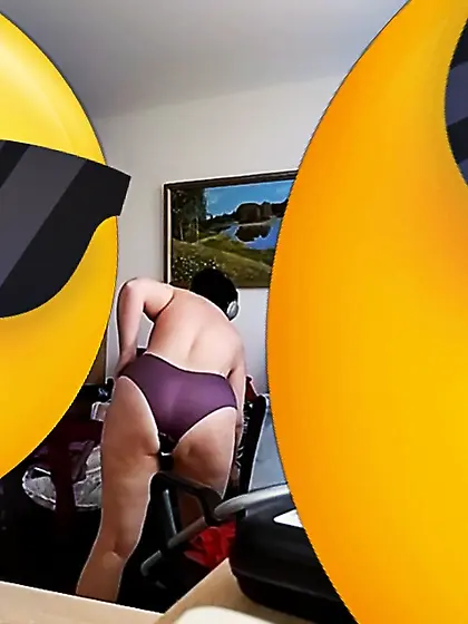 Spy pics--Home office hiney