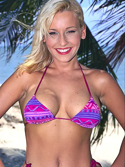 Blonde bombshell displays banging