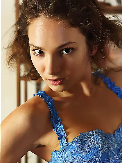 Slender chick Raina MPL is getting off her tight sexy leggings a